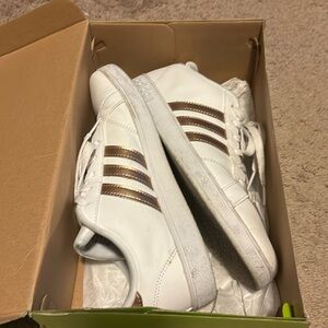 GUC Big kids Adidas sneakers rose gold 7 fits women 7.5